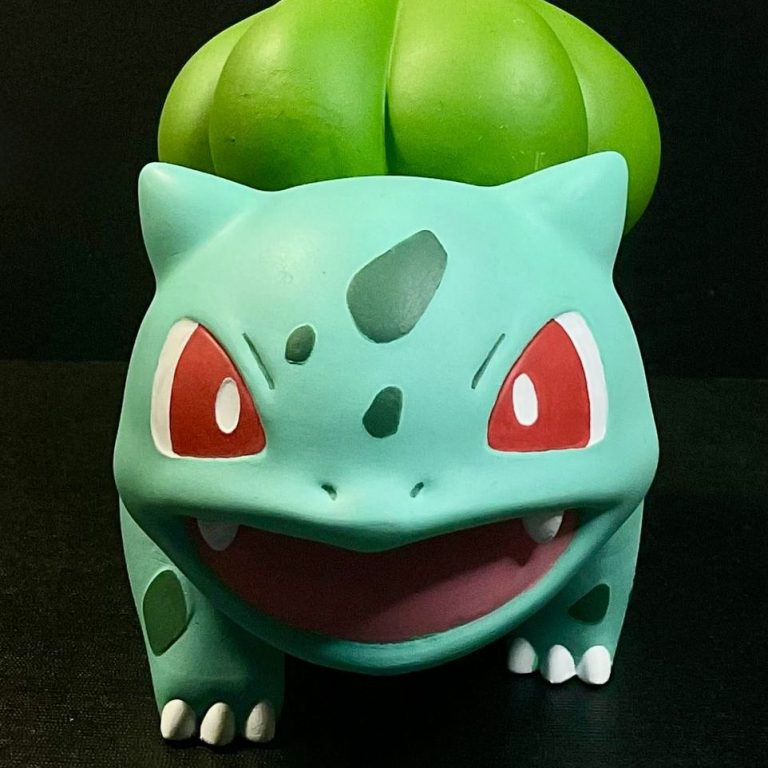 Bulbasaur, un Pokémon de color verde claro con una planta en la espalda y ojos rojos.