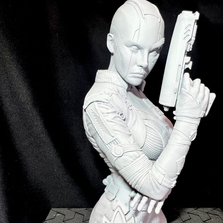 Escultura de un alienígena, con detalles en verde y una pose amenazante.