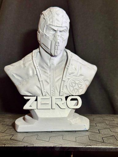 Escultura en busto de un personaje con la inscripción "ZERO" en la base.