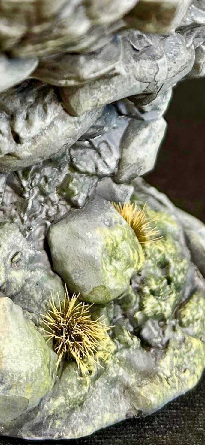 Detalle de una escultura con texturas naturales y colores terrosos.